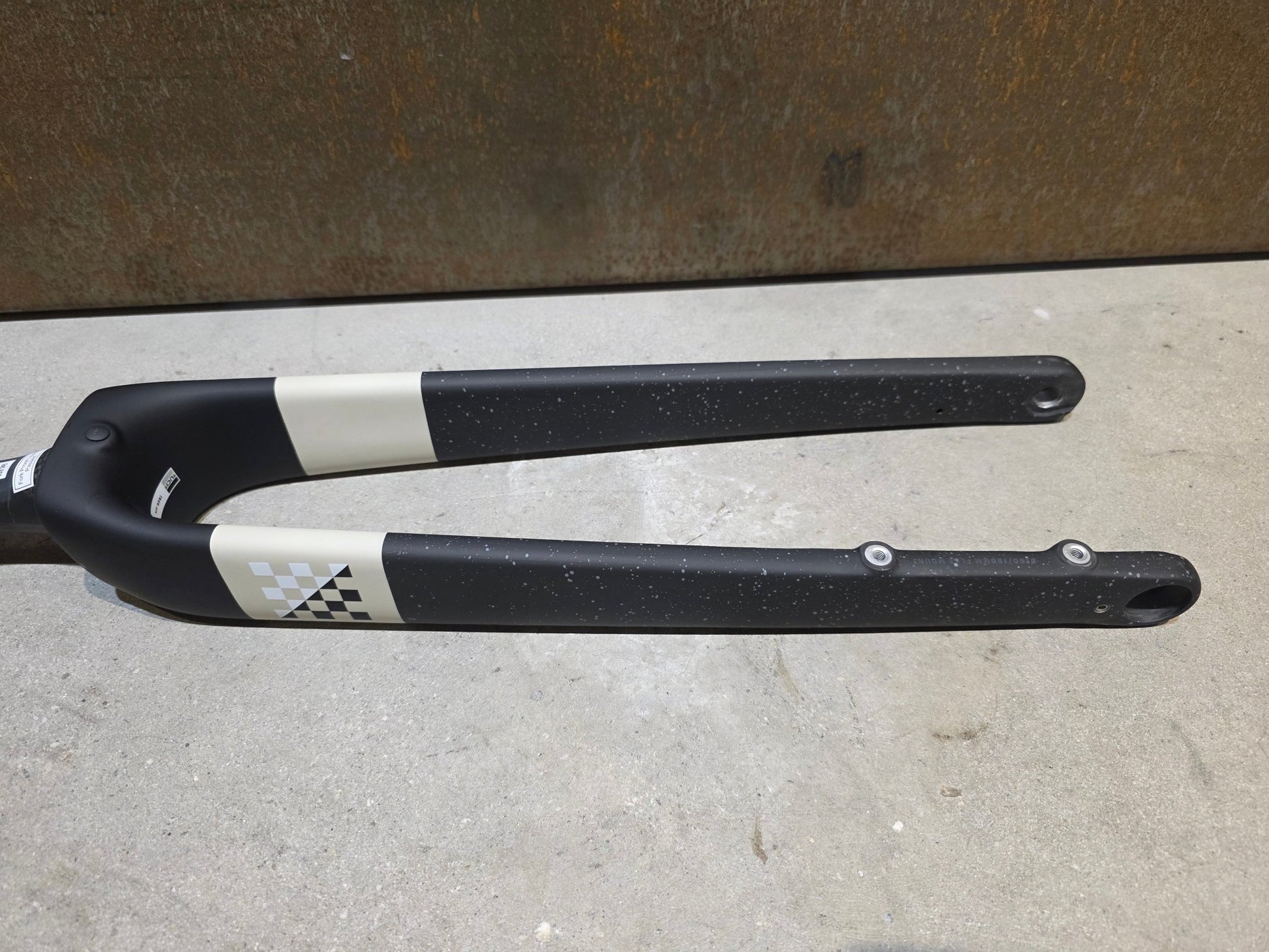 Federgabel, Gabel & Dämpfer von Trek, TREK CHECKMATE SLR GABEL / 700C RIGID FORK / TREK BLACK CARBON SMOKE vor USEDBIKES - OB.DE Hintergrund
