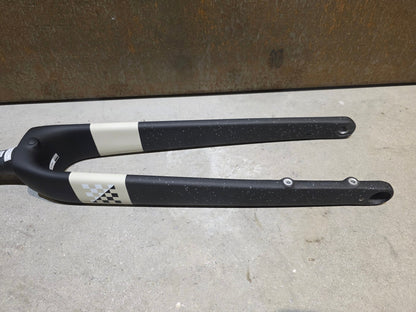 Federgabel, Gabel & Dämpfer von Trek, TREK CHECKMATE SLR GABEL / 700C RIGID FORK / TREK BLACK CARBON SMOKE vor USEDBIKES - OB.DE Hintergrund