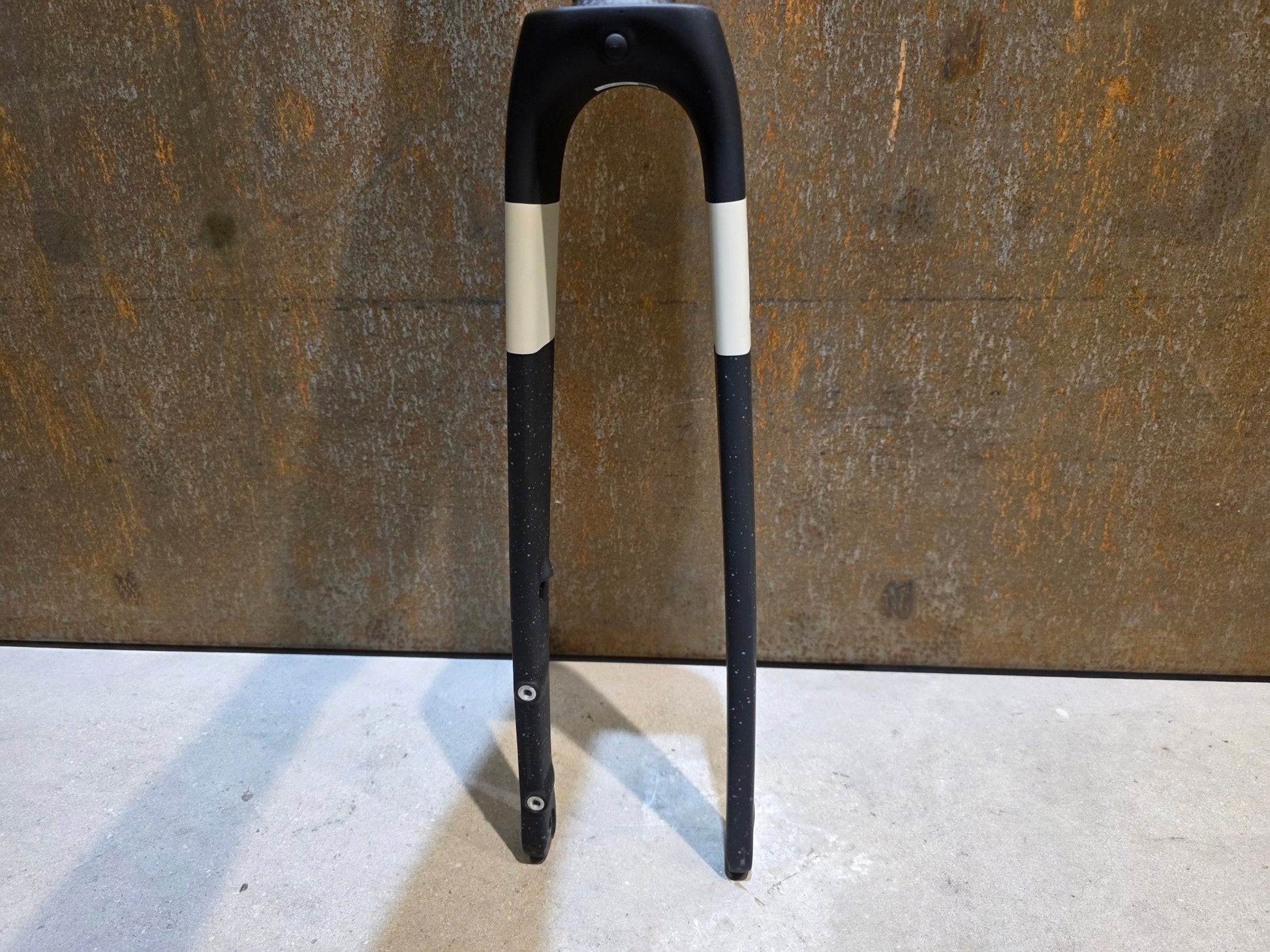 Federgabel, Gabel & Dämpfer von Trek, TREK CHECKMATE SLR GABEL / 700C RIGID FORK / TREK BLACK CARBON SMOKE vor USEDBIKES - OB.DE Hintergrund