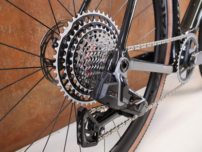 Gravel/Cyclocross von Trek, TREK CHECKMATE SLR PROJECT ONE GRAVEL AXS / L vor USEDBIKES-OB.DE Hintergrund
