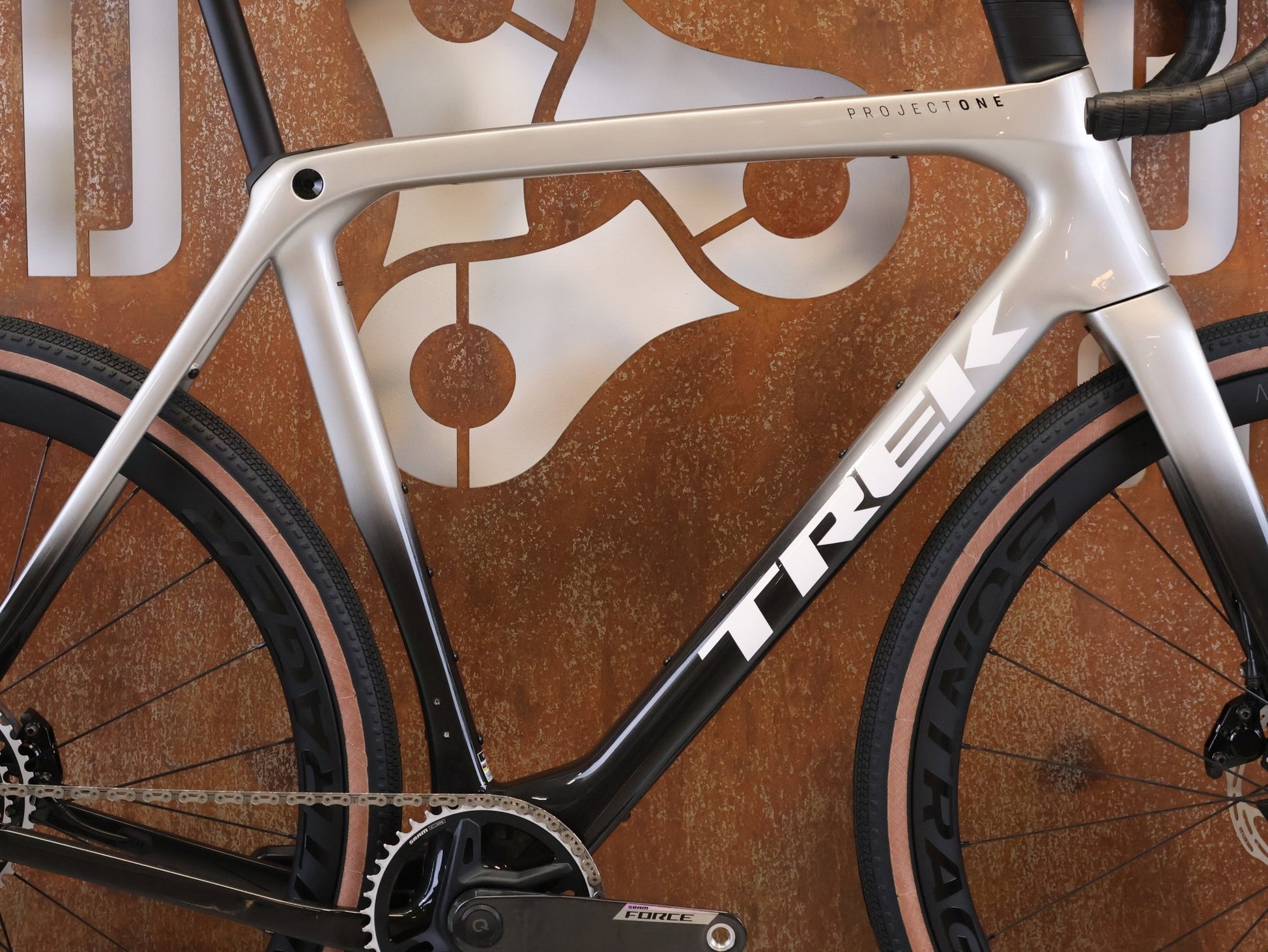 Gravel/Cyclocross von Trek, TREK CHECKMATE SLR PROJECT ONE GRAVEL AXS / L vor USEDBIKES-OB.DE Hintergrund
