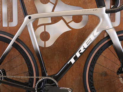 Gravel/Cyclocross von Trek, TREK CHECKMATE SLR PROJECT ONE GRAVEL AXS / L vor USEDBIKES-OB.DE Hintergrund