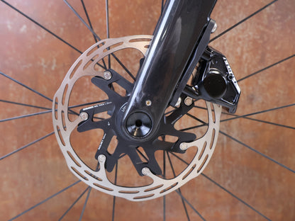 Gravel/Cyclocross von Trek, TREK CHECKMATE SLR PROJECT ONE GRAVEL AXS / L vor USEDBIKES-OB.DE Hintergrund