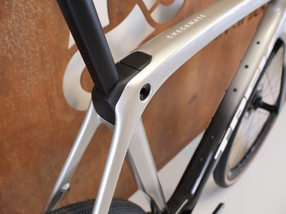 Gravel/Cyclocross von Trek, TREK CHECKMATE SLR PROJECT ONE GRAVEL AXS / L vor USEDBIKES-OB.DE Hintergrund