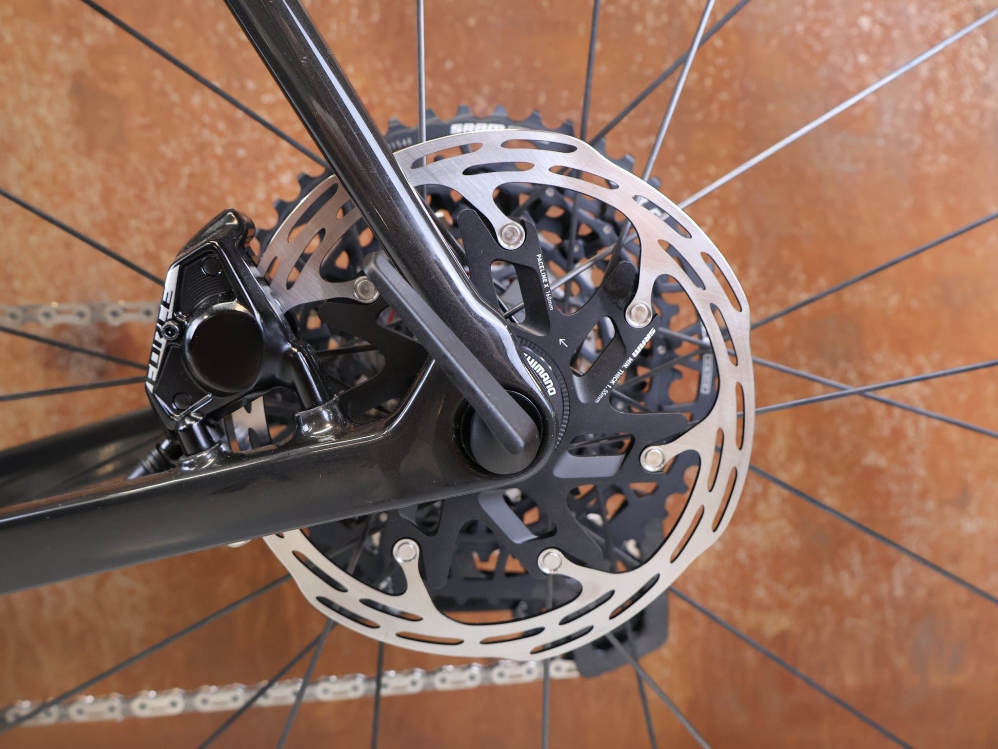 Gravel/Cyclocross von Trek, TREK CHECKMATE SLR PROJECT ONE GRAVEL AXS / L vor USEDBIKES-OB.DE Hintergrund