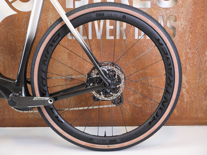 Gravel/Cyclocross von Trek, TREK CHECKMATE SLR PROJECT ONE GRAVEL AXS / L vor USEDBIKES-OB.DE Hintergrund