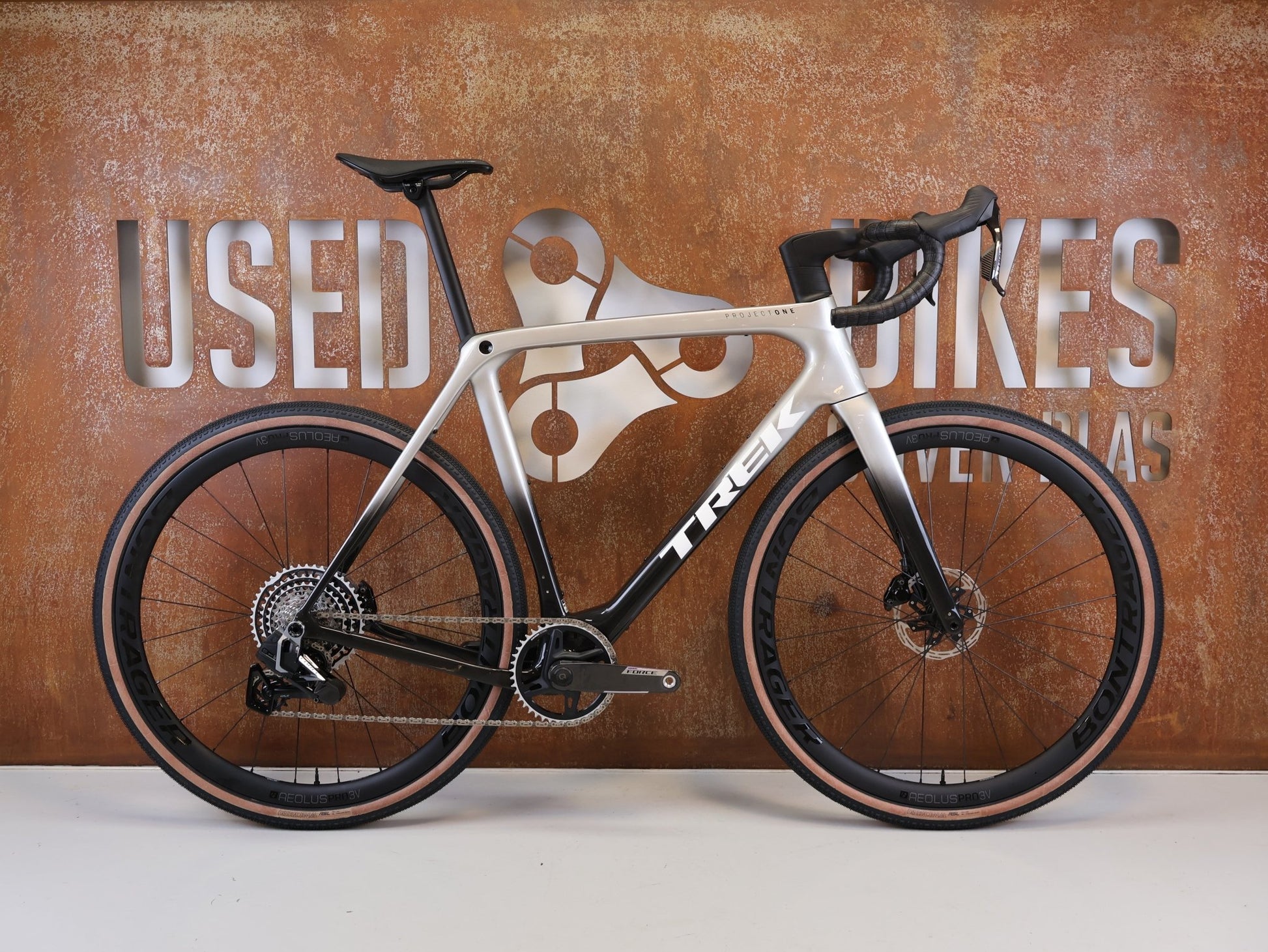Gravel/Cyclocross von Trek, TREK CHECKMATE SLR PROJECT ONE GRAVEL AXS / L vor USEDBIKES-OB.DE Hintergrund