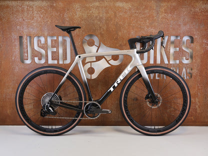 Gravel/Cyclocross von Trek, TREK CHECKMATE SLR PROJECT ONE GRAVEL AXS / L vor USEDBIKES-OB.DE Hintergrund