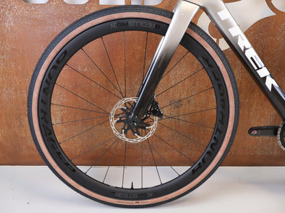 Gravel/Cyclocross von Trek, TREK CHECKMATE SLR PROJECT ONE GRAVEL AXS / L vor USEDBIKES-OB.DE Hintergrund