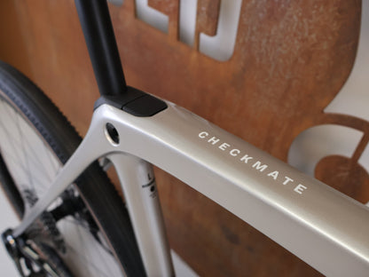 Gravel/Cyclocross von Trek, TREK CHECKMATE SLR PROJECT ONE GRAVEL AXS / L vor USEDBIKES-OB.DE Hintergrund