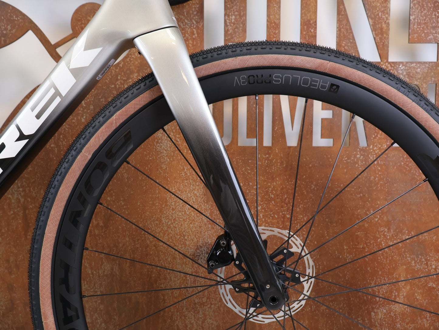 Gravel/Cyclocross von Trek, TREK CHECKMATE SLR PROJECT ONE GRAVEL AXS / L vor USEDBIKES-OB.DE Hintergrund