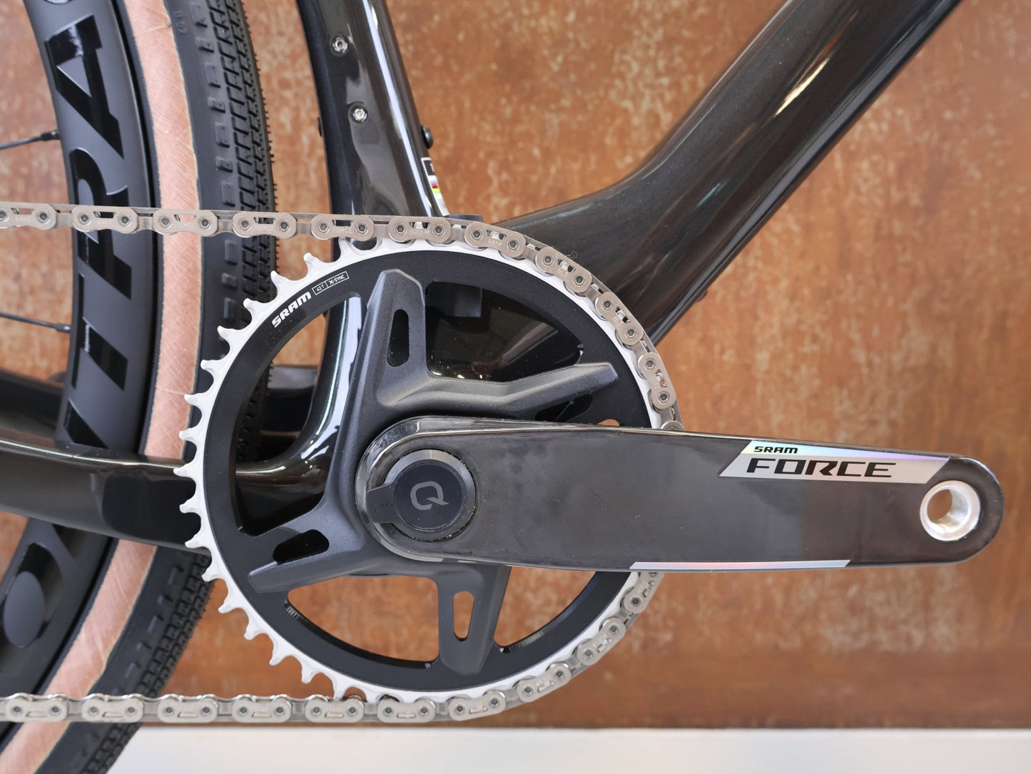Gravel/Cyclocross von Trek, TREK CHECKMATE SLR PROJECT ONE GRAVEL AXS / L vor USEDBIKES-OB.DE Hintergrund