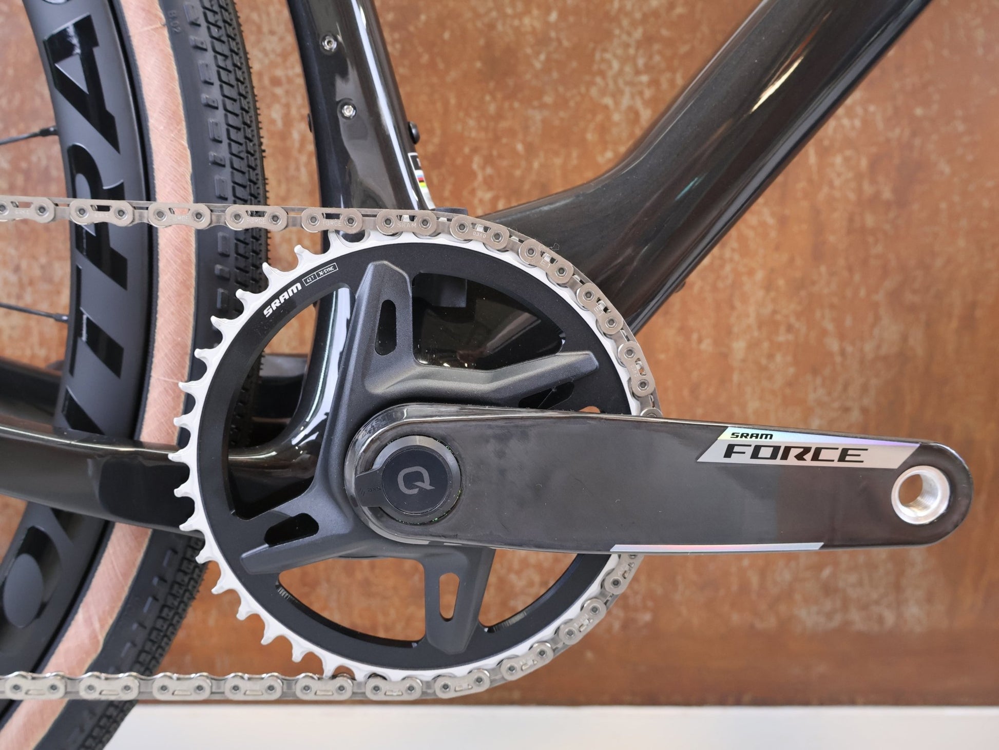 Gravel/Cyclocross von Trek, TREK CHECKMATE SLR PROJECT ONE GRAVEL AXS / L vor USEDBIKES-OB.DE Hintergrund