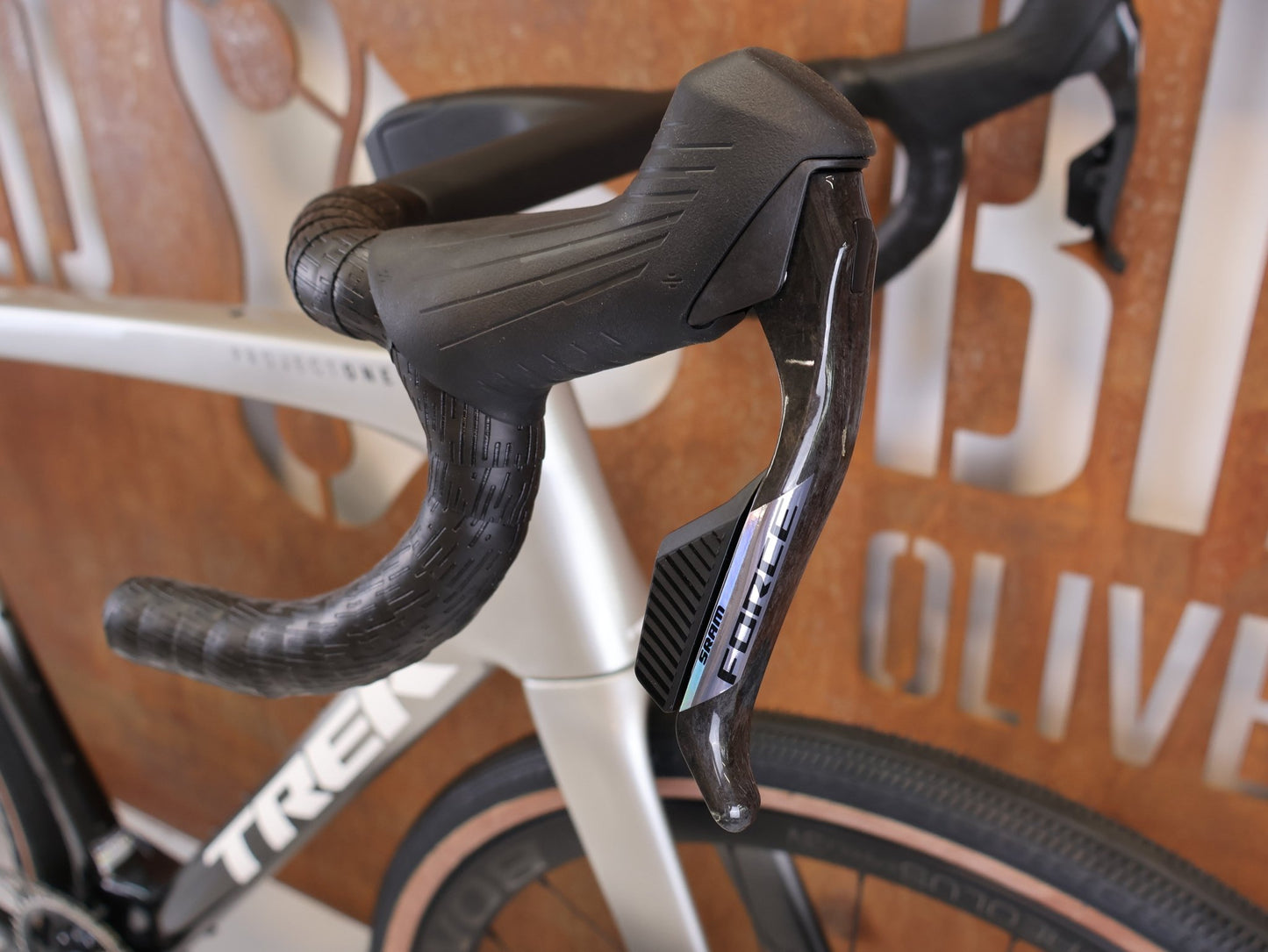 Gravel/Cyclocross von Trek, TREK CHECKMATE SLR PROJECT ONE GRAVEL AXS / L vor USEDBIKES-OB.DE Hintergrund