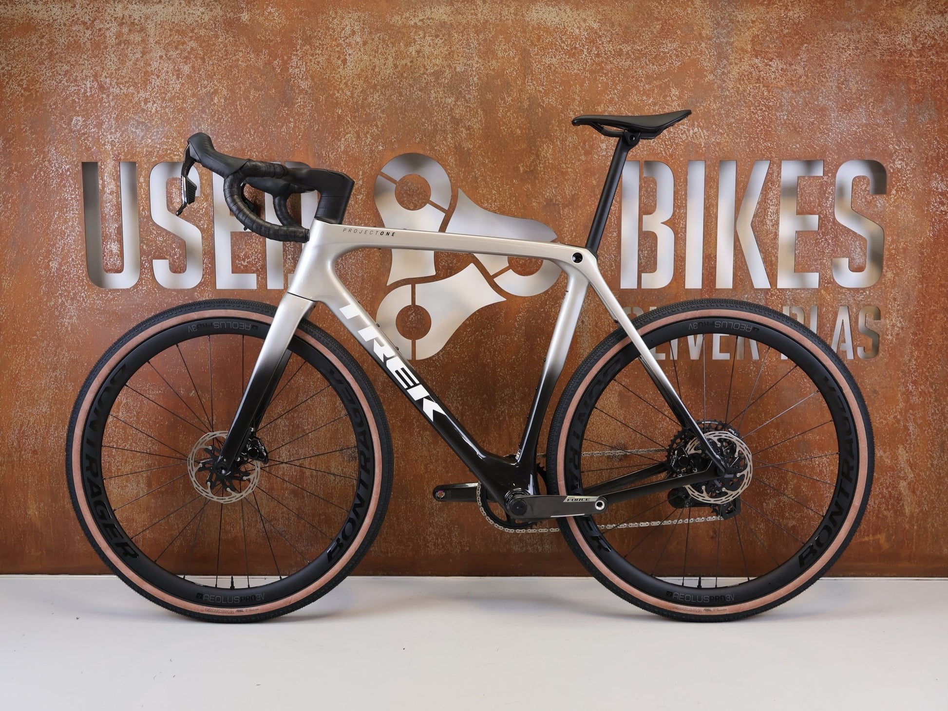 Gravel/Cyclocross von Trek, TREK CHECKMATE SLR PROJECT ONE GRAVEL AXS / L vor USEDBIKES-OB.DE Hintergrund