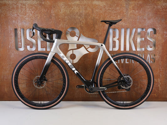 Gravel/Cyclocross von Trek, TREK CHECKMATE SLR PROJECT ONE GRAVEL AXS / L vor USEDBIKES-OB.DE Hintergrund