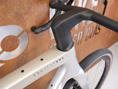 Gravel/Cyclocross von Trek, TREK CHECKMATE SLR PROJECT ONE GRAVEL AXS / L vor USEDBIKES-OB.DE Hintergrund