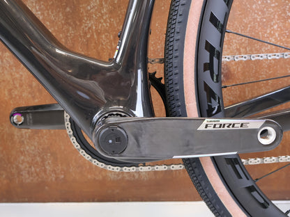 Gravel/Cyclocross von Trek, TREK CHECKMATE SLR PROJECT ONE GRAVEL AXS / L vor USEDBIKES-OB.DE Hintergrund