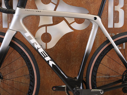 Gravel/Cyclocross von Trek, TREK CHECKMATE SLR PROJECT ONE GRAVEL AXS / L vor USEDBIKES-OB.DE Hintergrund