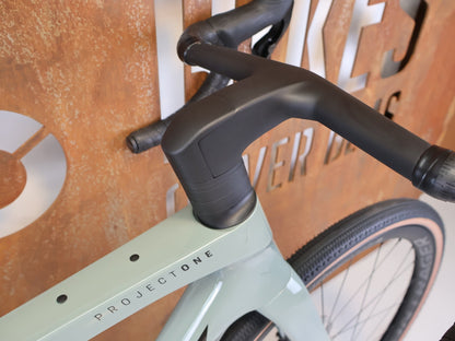 Gravel/Cyclocross von Trek, TREK CHECKMATE SLR PROJECT ONE GRAVEL AXS / M/L vor USEDBIKES-OB.DE Hintergrund