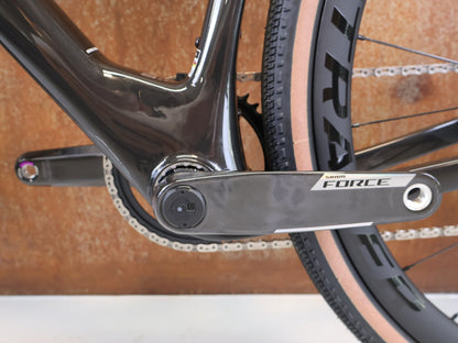 Gravel/Cyclocross von Trek, TREK CHECKMATE SLR PROJECT ONE GRAVEL AXS / M/L vor USEDBIKES-OB.DE Hintergrund