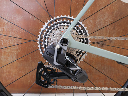 Gravel/Cyclocross von Trek, TREK CHECKMATE SLR PROJECT ONE GRAVEL AXS / M/L vor USEDBIKES-OB.DE Hintergrund