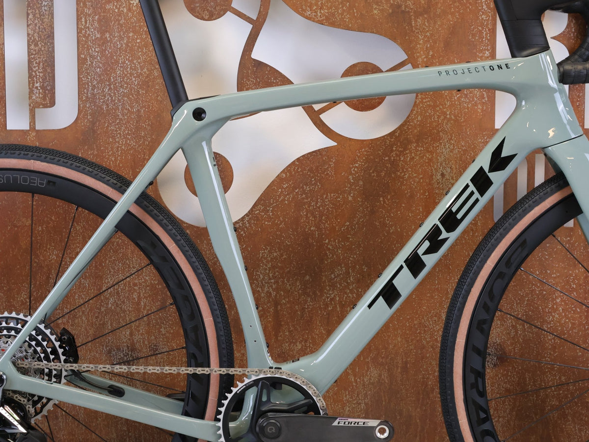 Gravel/Cyclocross von Trek, TREK CHECKMATE SLR PROJECT ONE GRAVEL AXS / M/L vor USEDBIKES-OB.DE Hintergrund