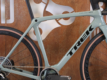 Gravel/Cyclocross von Trek, TREK CHECKMATE SLR PROJECT ONE GRAVEL AXS / M/L vor USEDBIKES-OB.DE Hintergrund