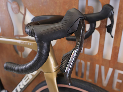 Gravel/Cyclocross von Trek, TREK CHECKMATE SLR PROJECT ONE GRAVEL AXS / M/L vor USEDBIKES-OB.DE Hintergrund