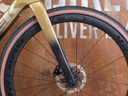 Gravel/Cyclocross von Trek, TREK CHECKMATE SLR PROJECT ONE GRAVEL AXS / M/L vor USEDBIKES-OB.DE Hintergrund