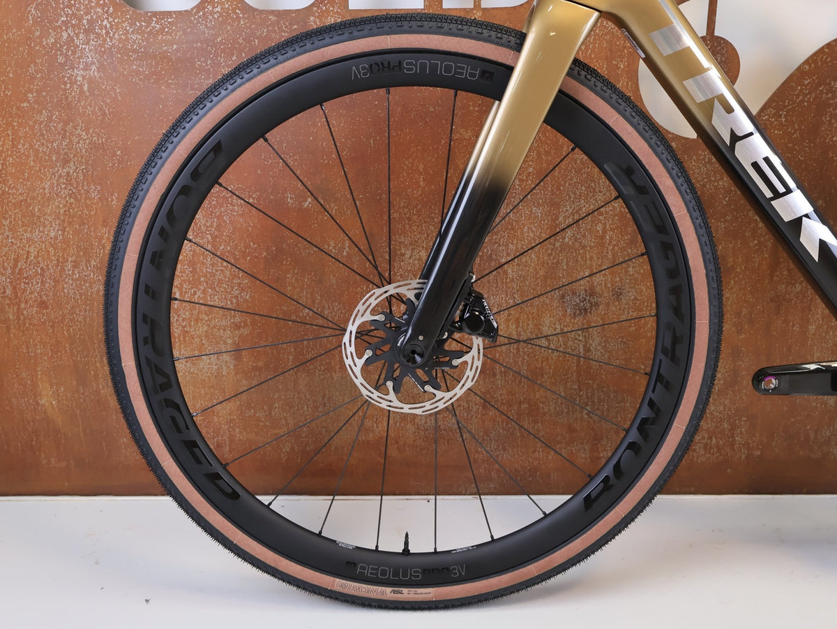 Gravel/Cyclocross von Trek, TREK CHECKMATE SLR PROJECT ONE GRAVEL AXS / M/L vor USEDBIKES-OB.DE Hintergrund