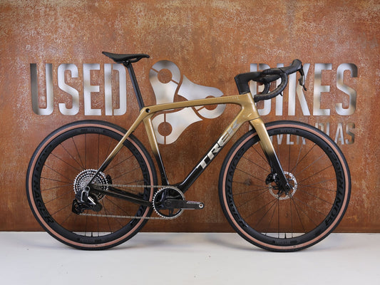 Gravel/Cyclocross von Trek, TREK CHECKMATE SLR PROJECT ONE GRAVEL AXS / M/L vor USEDBIKES-OB.DE Hintergrund
