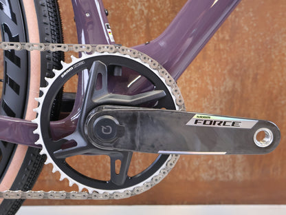 Gravel/Cyclocross von Trek, TREK CHECKMATE SLR PROJECT ONE GRAVEL AXS / S vor USEDBIKES-OB.DE Hintergrund