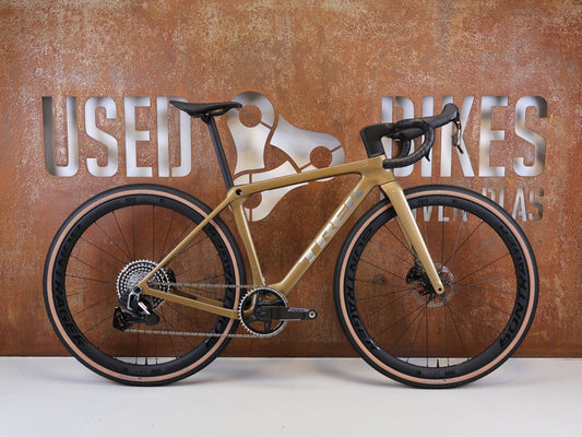 Gravel/Cyclocross von Trek, TREK CHECKMATE SLR PROJECT ONE GRAVEL AXS / S vor USEDBIKES-OB.DE Hintergrund