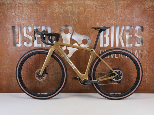 Gravel/Cyclocross von Trek, TREK CHECKMATE SLR PROJECT ONE GRAVEL AXS / S vor USEDBIKES-OB.DE Hintergrund