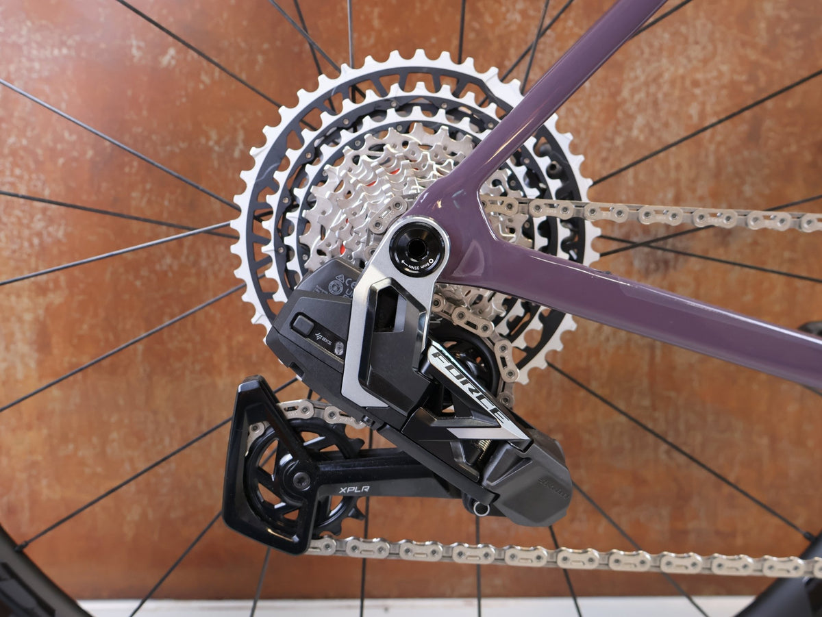 Gravel/Cyclocross von Trek, TREK CHECKMATE SLR PROJECT ONE GRAVEL AXS / S vor USEDBIKES-OB.DE Hintergrund