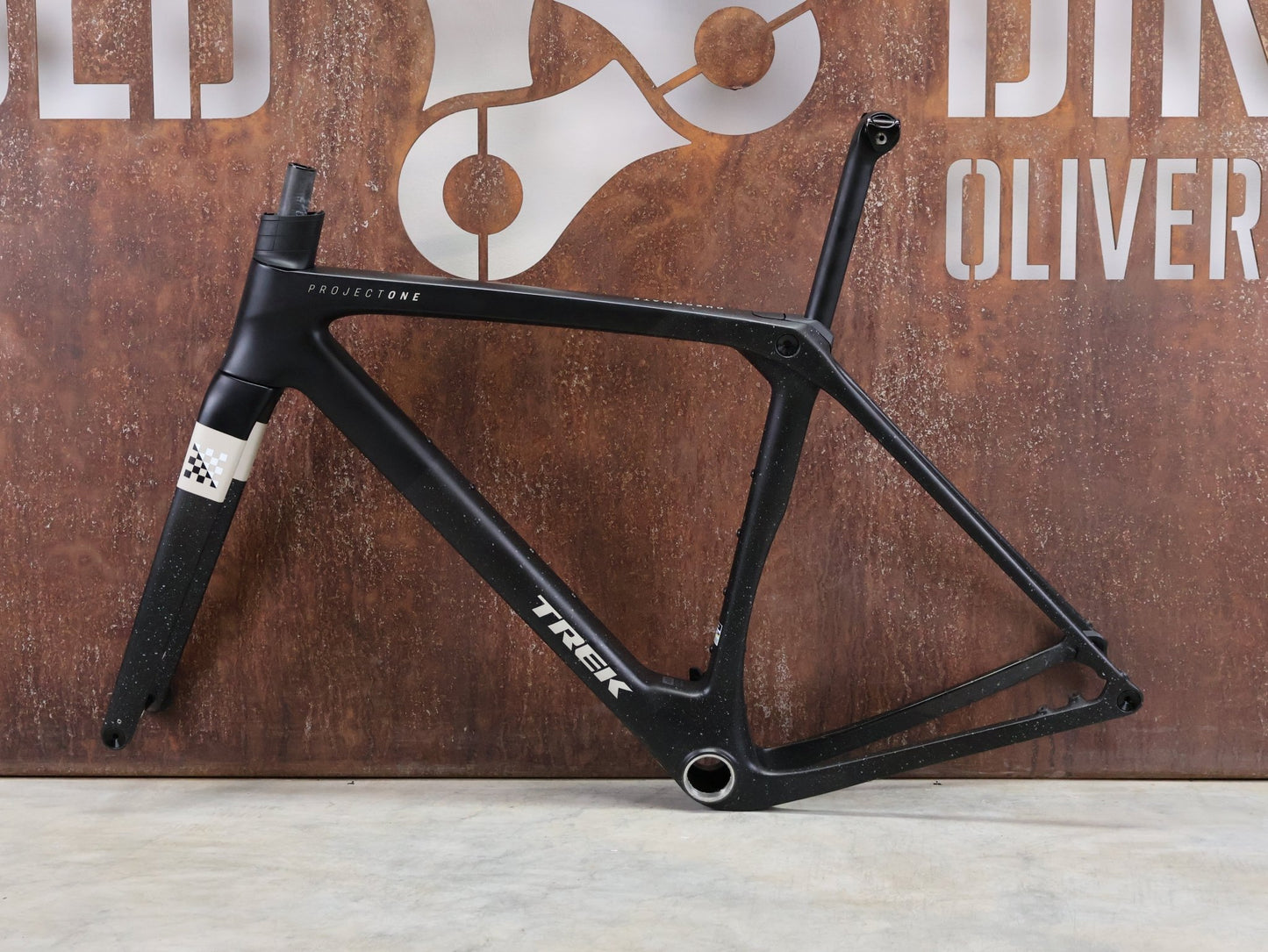 Gravel - /Cyclocrossrahmen von Trek, TREK CHECKMATE SLR RAHMENSET / M vor USEDBIKES - OB.DE Hintergrund