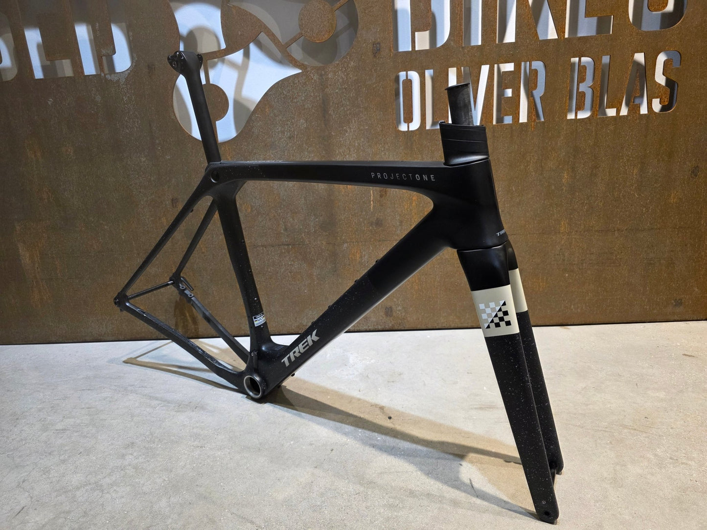 Gravel - /Cyclocrossrahmen von Trek, TREK CHECKMATE SLR RAHMENSET / M vor USEDBIKES - OB.DE Hintergrund