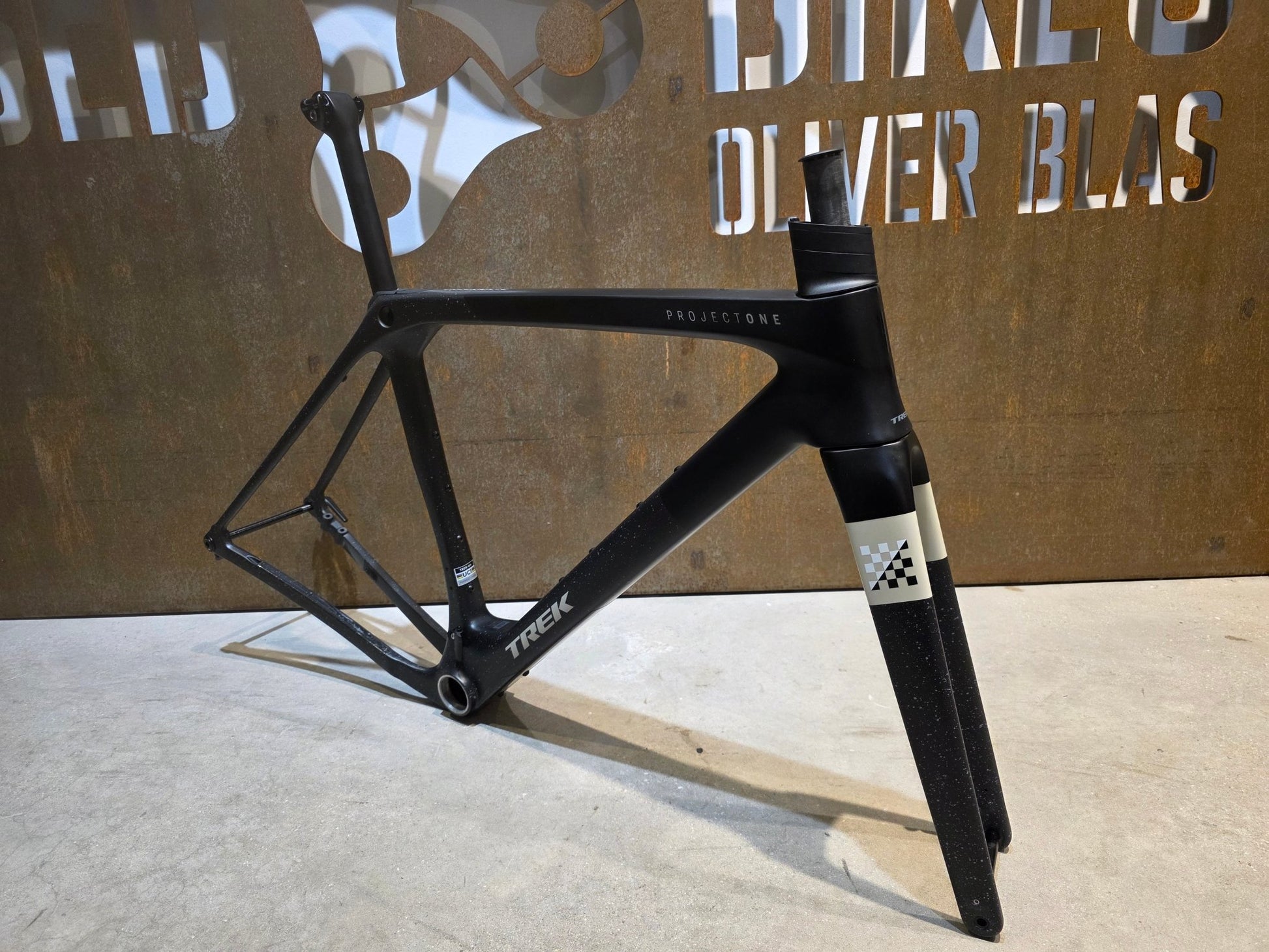 Gravel - /Cyclocrossrahmen von Trek, TREK CHECKMATE SLR RAHMENSET / M vor USEDBIKES - OB.DE Hintergrund