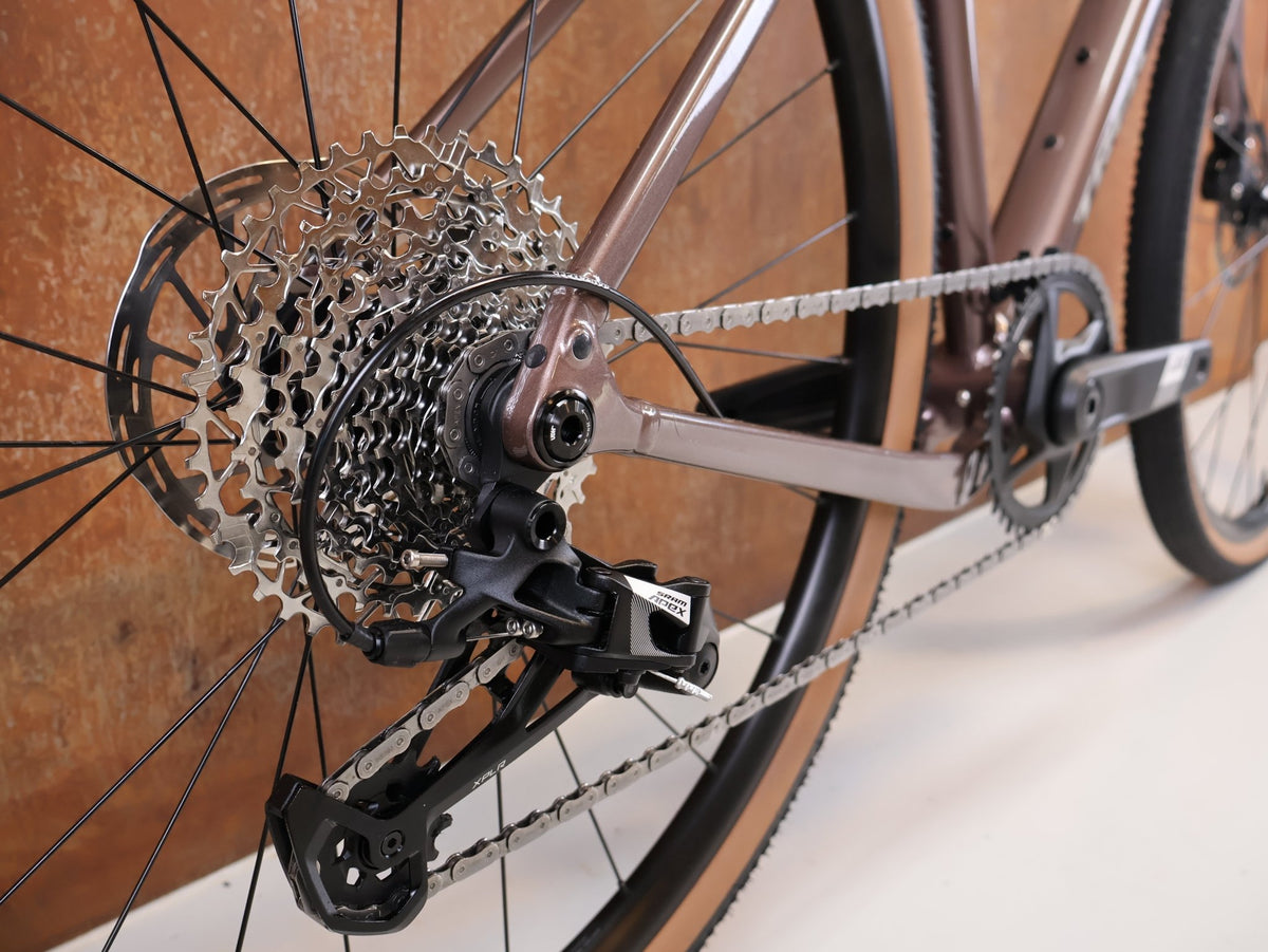 Gravel/Cyclocross von Trek, Trek Checkpoint ALR 5 Gen 3 Bronze Age SRAM Apex / XS vor USEDBIKES-OB.DE Hintergrund