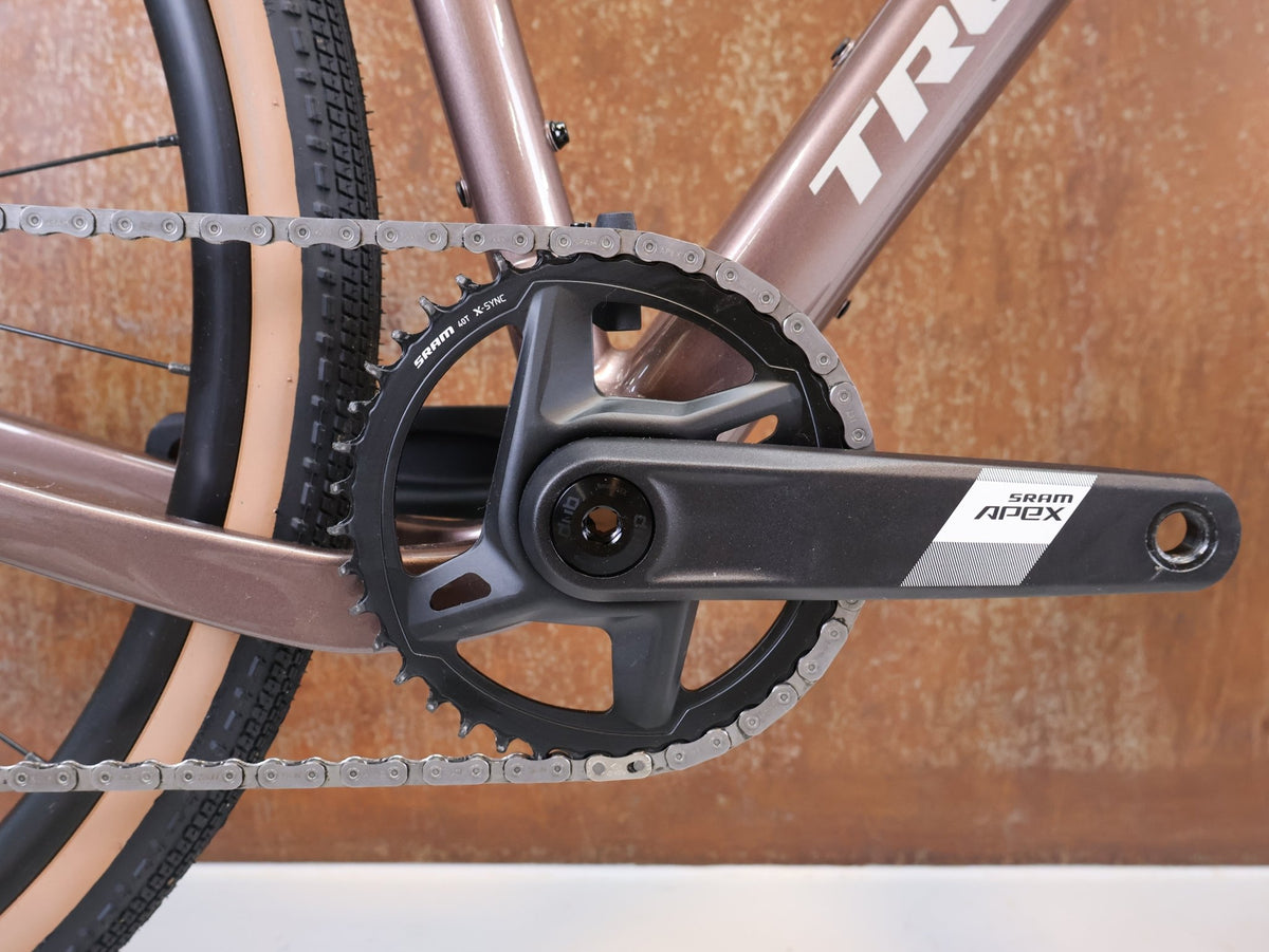 Gravel/Cyclocross von Trek, Trek Checkpoint ALR 5 Gen 3 Bronze Age SRAM Apex / XS vor USEDBIKES-OB.DE Hintergrund