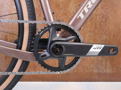 Gravel/Cyclocross von Trek, Trek Checkpoint ALR 5 Gen 3 Bronze Age SRAM Apex / XS vor USEDBIKES-OB.DE Hintergrund