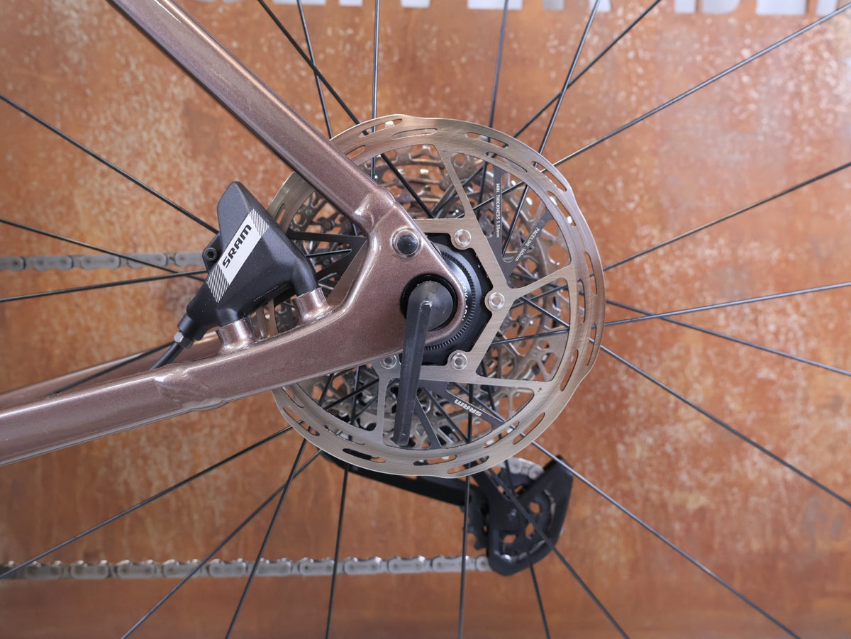 Gravel/Cyclocross von Trek, Trek Checkpoint ALR 5 Gen 3 Bronze Age SRAM Apex / XS vor USEDBIKES-OB.DE Hintergrund