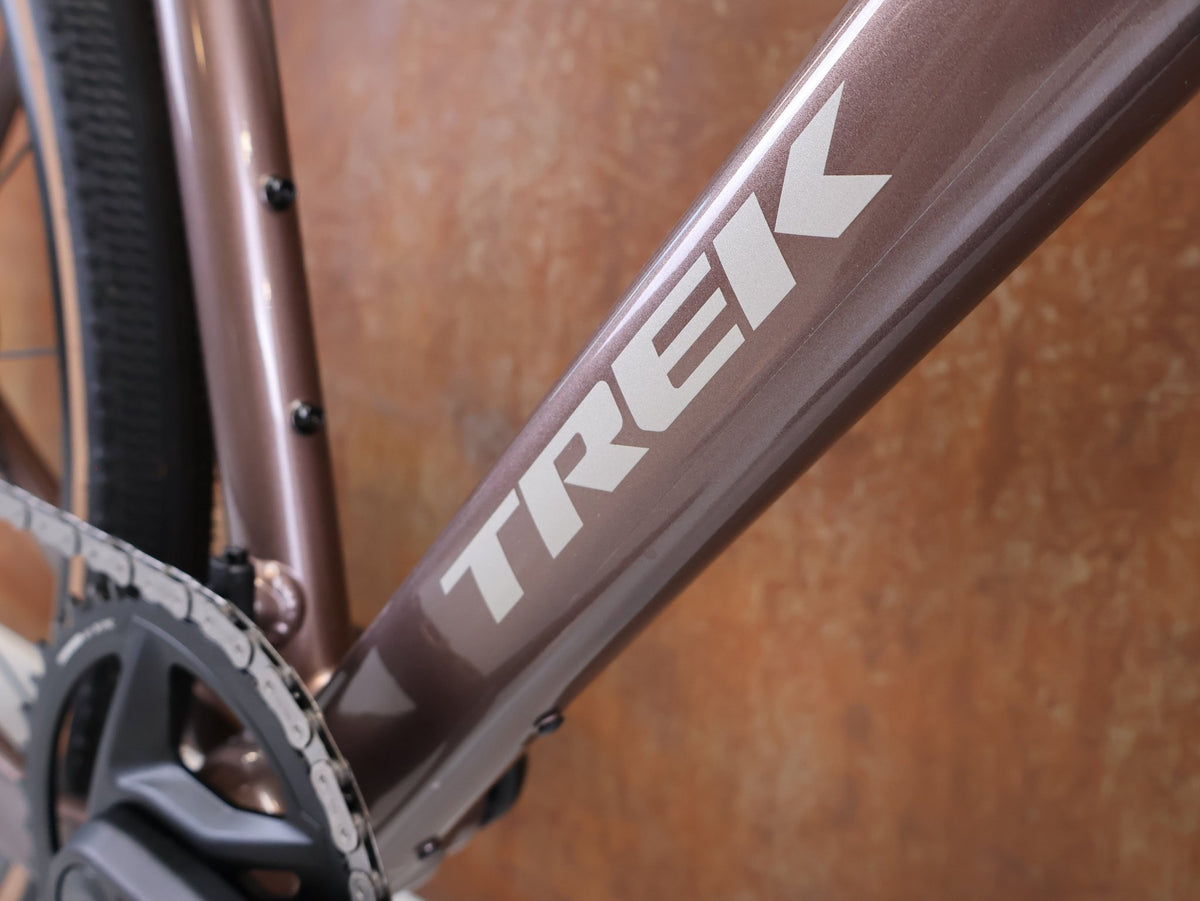 Gravel/Cyclocross von Trek, Trek Checkpoint ALR 5 Gen 3 Bronze Age SRAM Apex / XS vor USEDBIKES-OB.DE Hintergrund