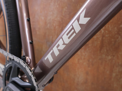 Gravel/Cyclocross von Trek, Trek Checkpoint ALR 5 Gen 3 Bronze Age SRAM Apex / XS vor USEDBIKES-OB.DE Hintergrund
