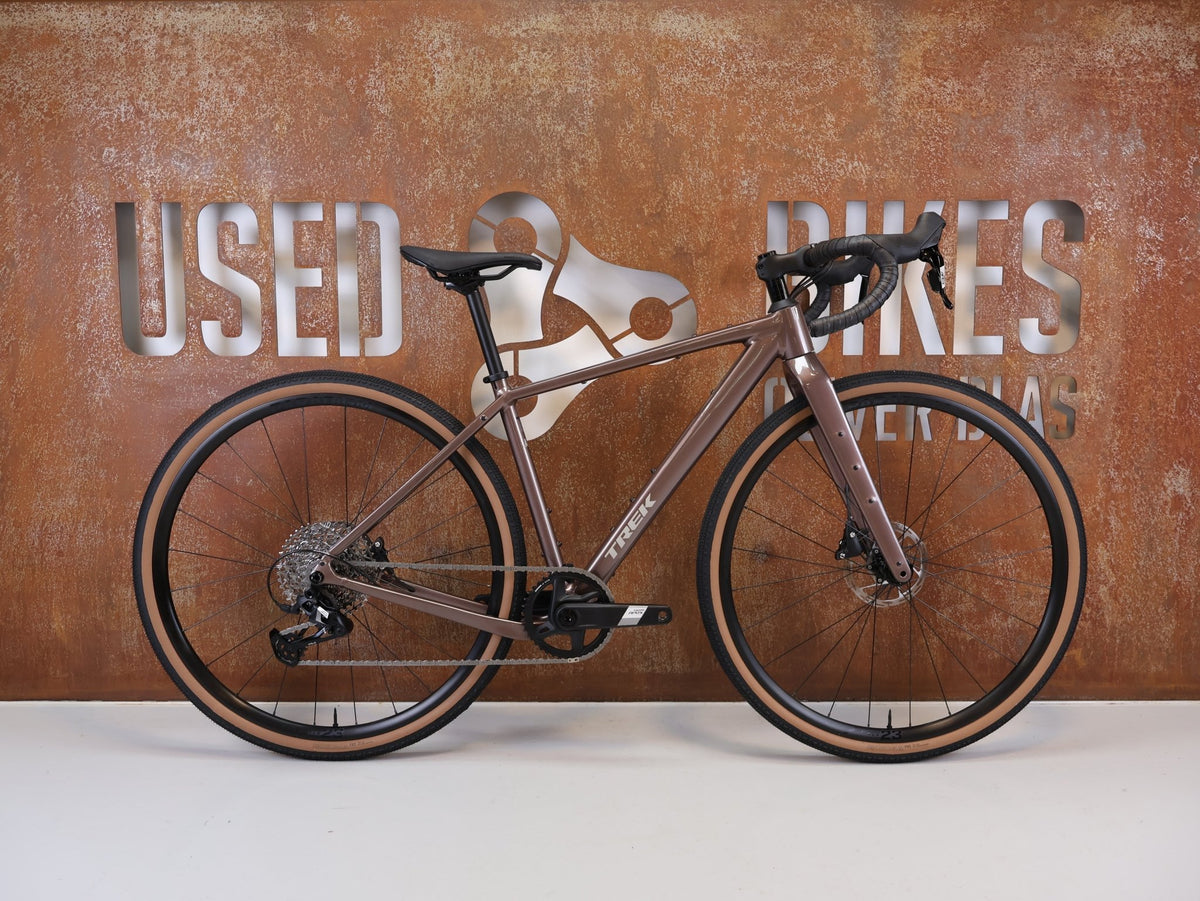 Gravel/Cyclocross von Trek, Trek Checkpoint ALR 5 Gen 3 Bronze Age SRAM Apex / XS vor USEDBIKES-OB.DE Hintergrund