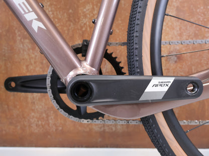 Gravel/Cyclocross von Trek, Trek Checkpoint ALR 5 Gen 3 Bronze Age SRAM Apex / XS vor USEDBIKES-OB.DE Hintergrund