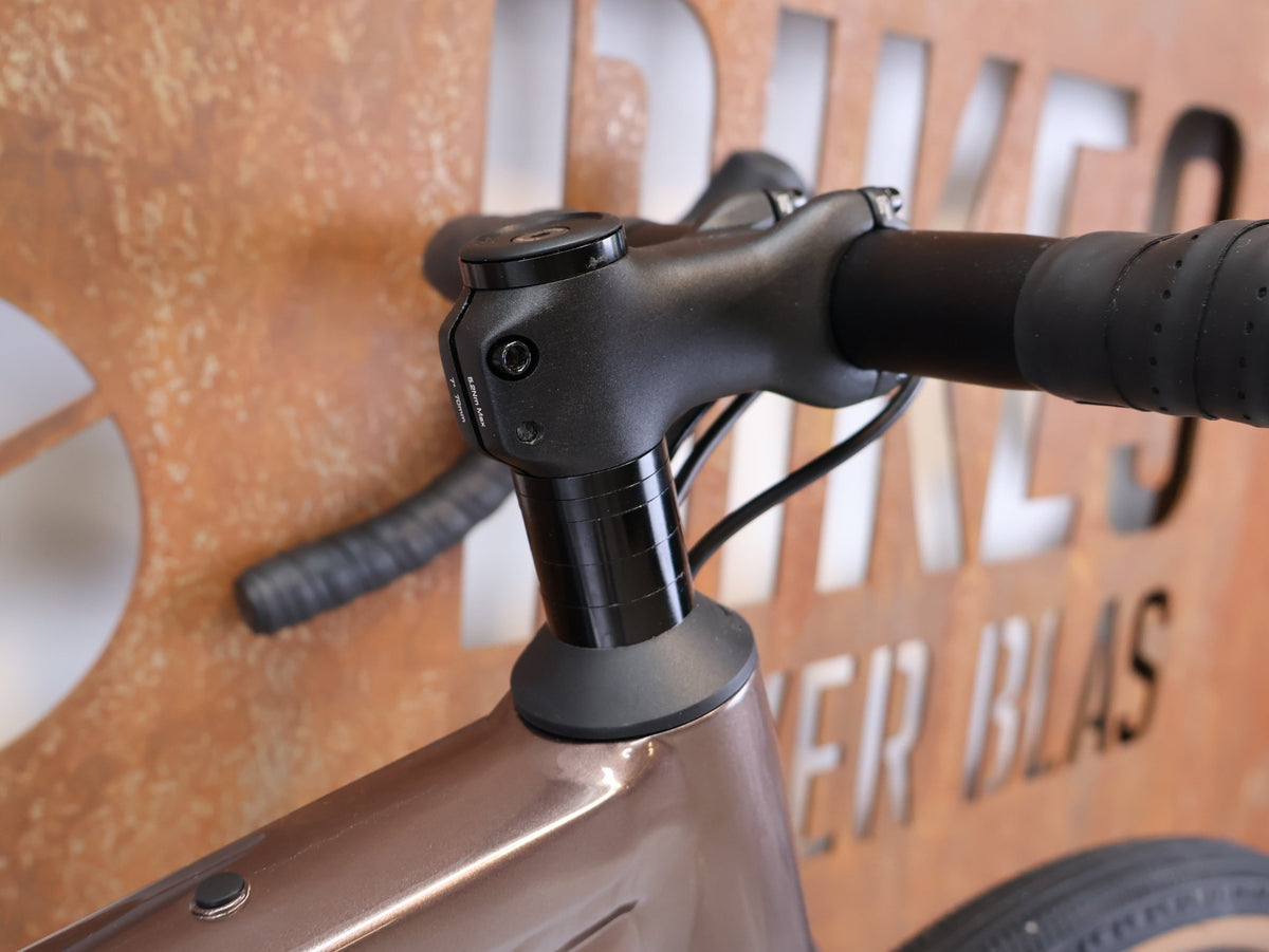 Gravel/Cyclocross von Trek, Trek Checkpoint ALR 5 Gen 3 Bronze Age SRAM Apex / XS vor USEDBIKES-OB.DE Hintergrund