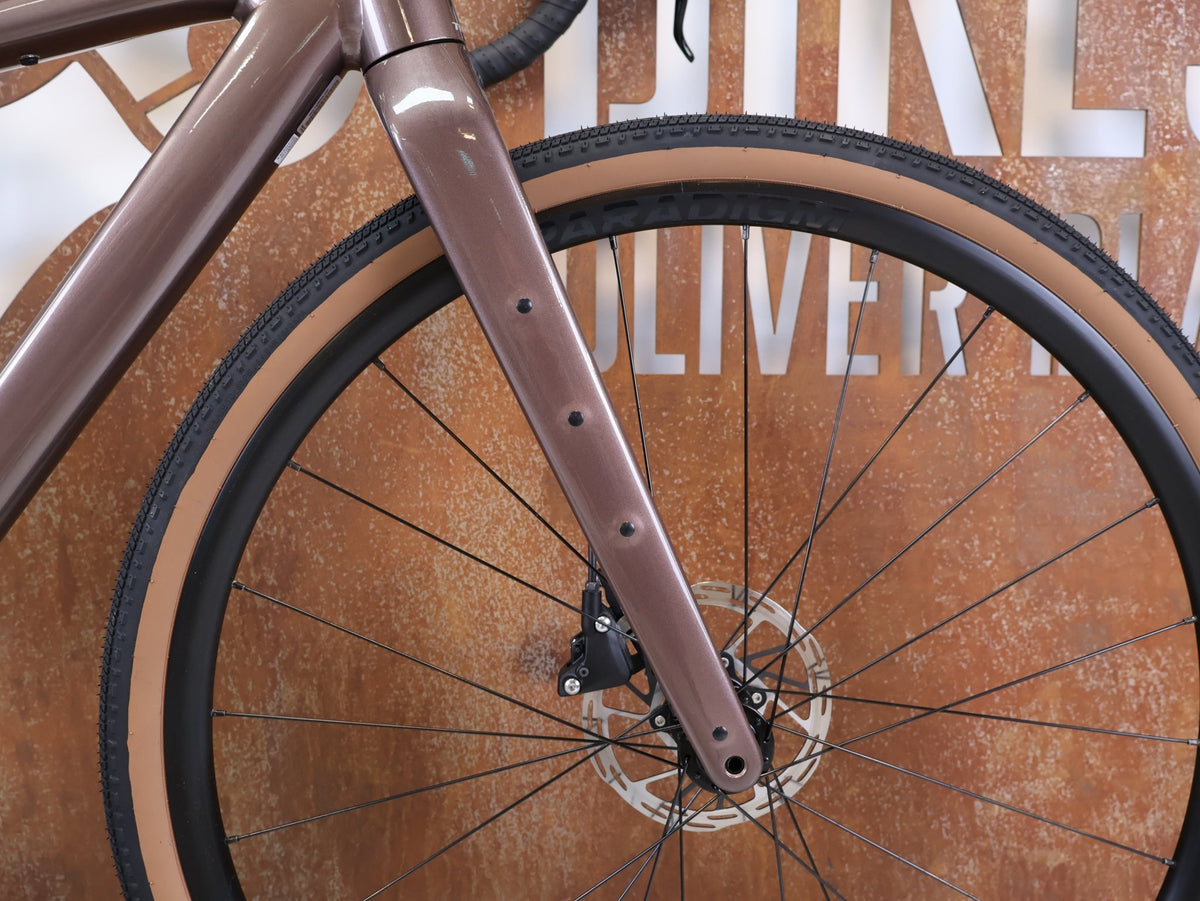 Gravel/Cyclocross von Trek, Trek Checkpoint ALR 5 Gen 3 Bronze Age SRAM Apex / XS vor USEDBIKES-OB.DE Hintergrund