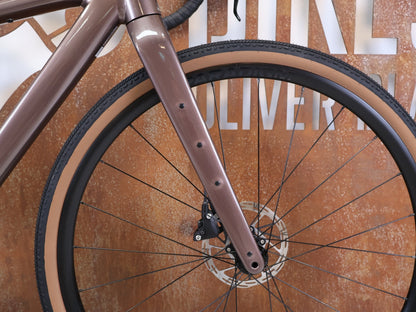 Gravel/Cyclocross von Trek, Trek Checkpoint ALR 5 Gen 3 Bronze Age SRAM Apex / XS vor USEDBIKES-OB.DE Hintergrund